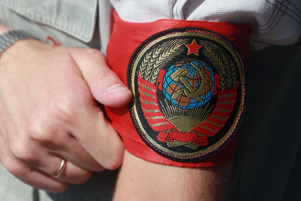 Повязка с гербом СССР на митинге коммунистов в Москве, 2014 г. Фото ИТАР-ТАСС/ Павел Смертин