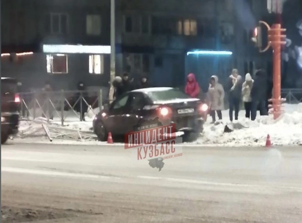 В Кемерове автомобиль сбил стоявшую на тротуаре женщину. Фото:vk.com/inc_kuzbass.