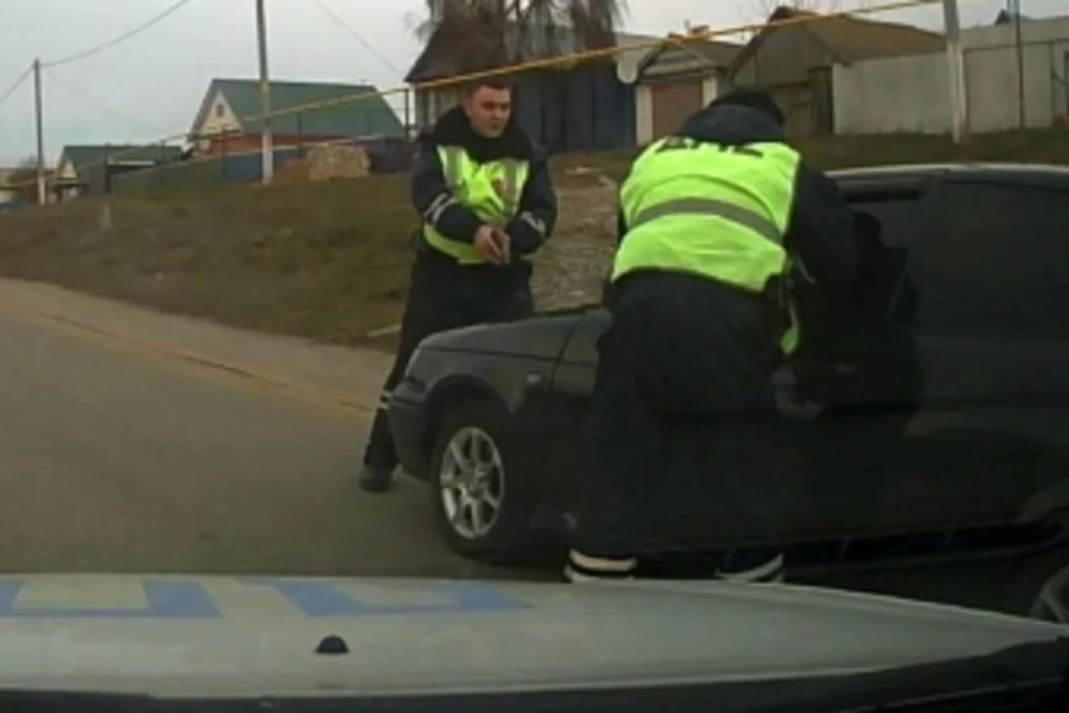 Нарушитель пытался скрыться от полицейских даже с простреленным колесом. Фото: пресс-служба МВД Татарстана