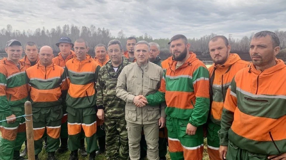Ямальских спасателей наградили за помощь в тушении природных пожаров в Тюменской области.