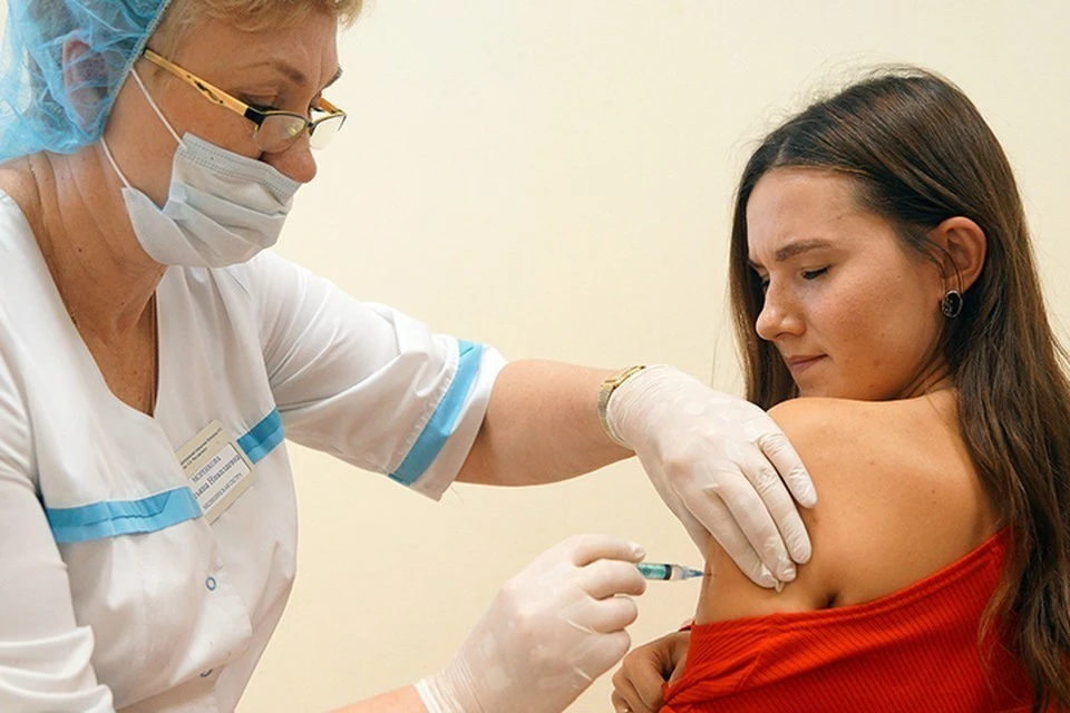 До 15 тысяч жителей Иркутской области вакцинируются от коронавируса ежедневно