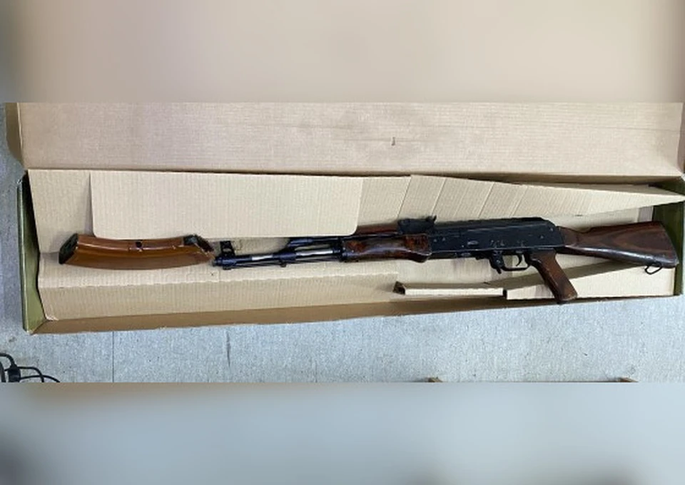 У задержанных парней полицейские нашли два пистолета и охолощенный автомат