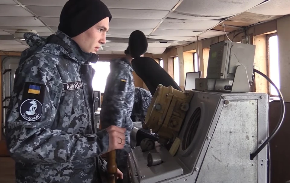 Судно "Донбасс" военно-морских сил Украины, направлявшееся в район Керченского пролива, повернуло назад.