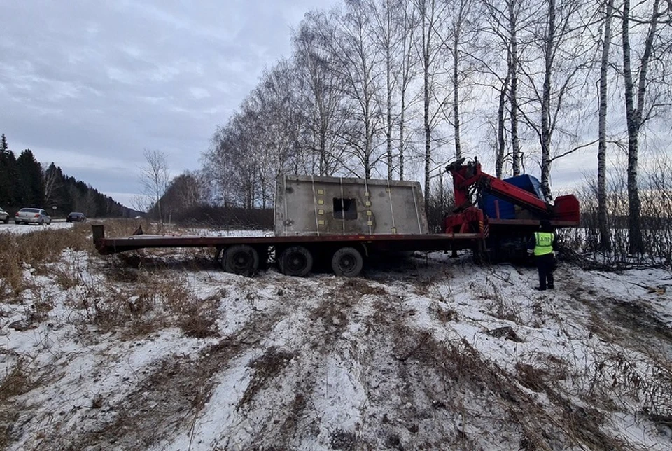 Водитель длинномера объяснил, что перевозил крупногабаритный груз в Верхнюю Салду. Фото: МУ МВД «Нижнетагильское»