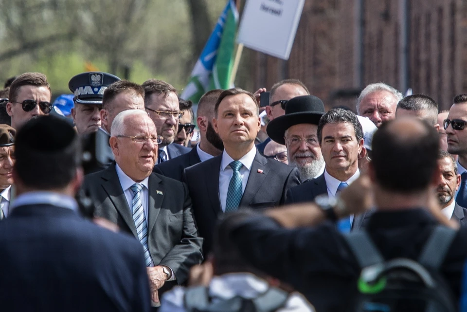 Йоси Коэн (крайний справа) в День памяти жертв Холокоста на территории бывшего концлагеря Освенцим, 2018 год.