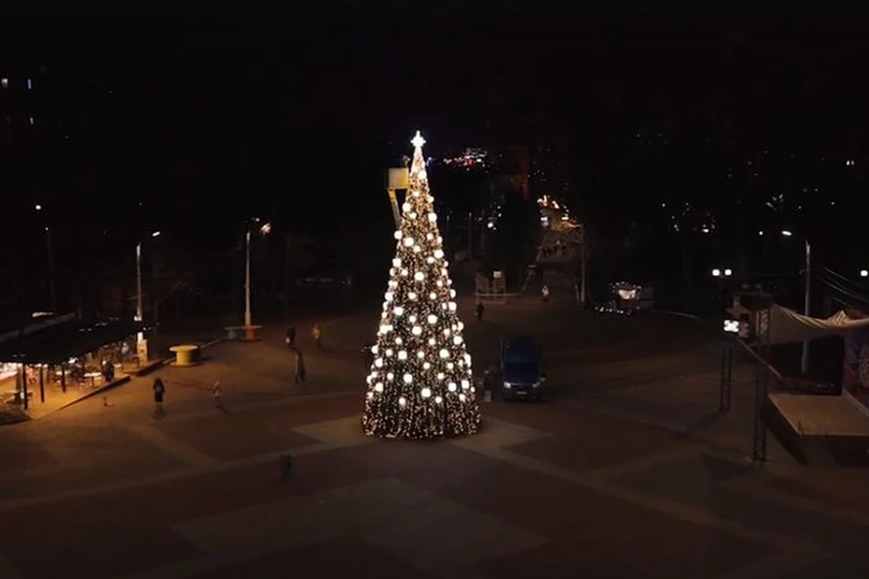 Центральный парк украсила четырнадцатиметровая ёлка. фото: скриншот видео со страница администрации г. Белгорода в соцсети.