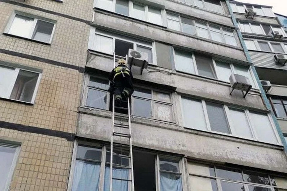 Пожарные поднялись по лестнице и попали в квартиру через балкон. Фото: МЧС ЛНР