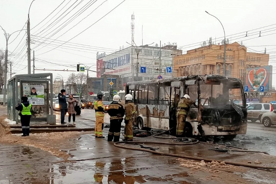 Автобус, полный пассажиров, загорелся на ходу. Фото: admkirov.ru