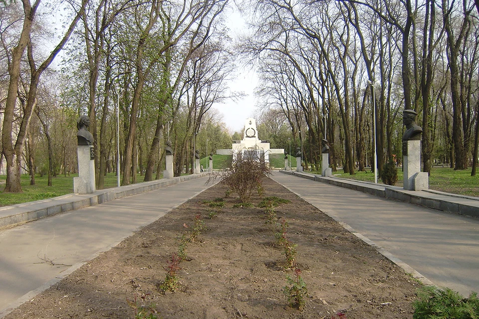 В Днепропетровске, ныне именующем себя Днепром (а фактически, в малороссийском Екатеринославе) уничтожили так называемую "аллею адмиралов" в Севастопольском парке.