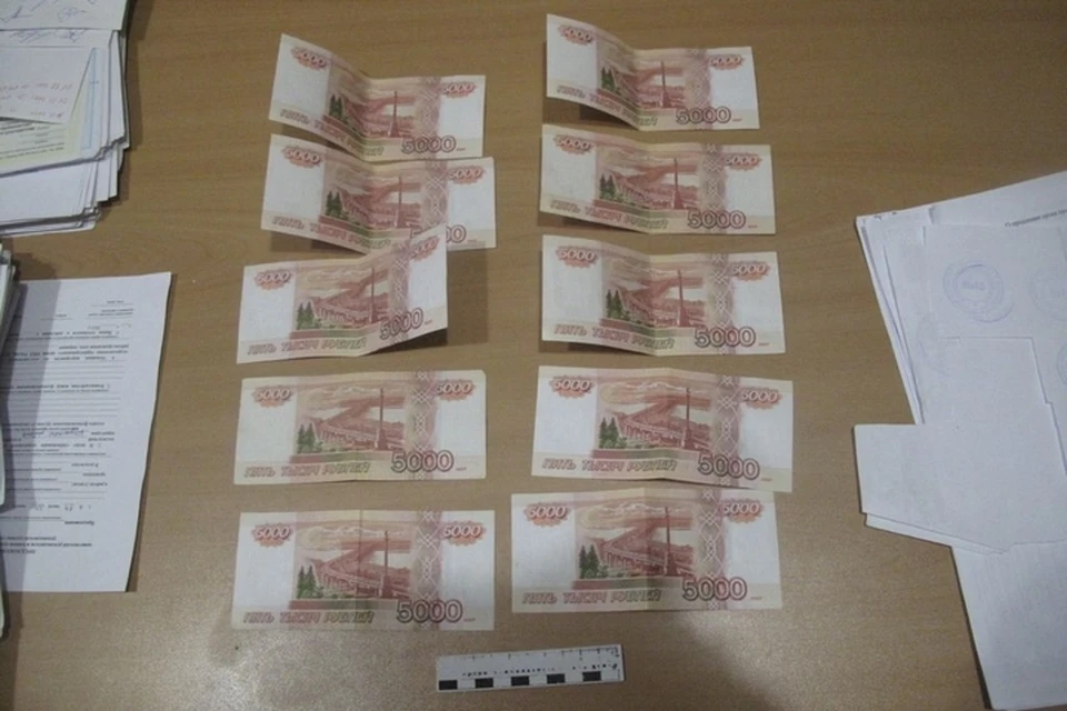 В Красноярском крае дальнобойщик на «Камазе» дал взятку госавтоинспектор. Фото: СК