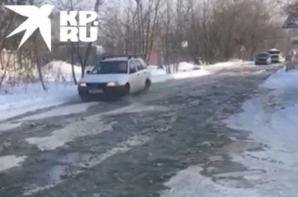 Вода на дороге стала препятствием для хабаровчан. Фото: скриншот из видео