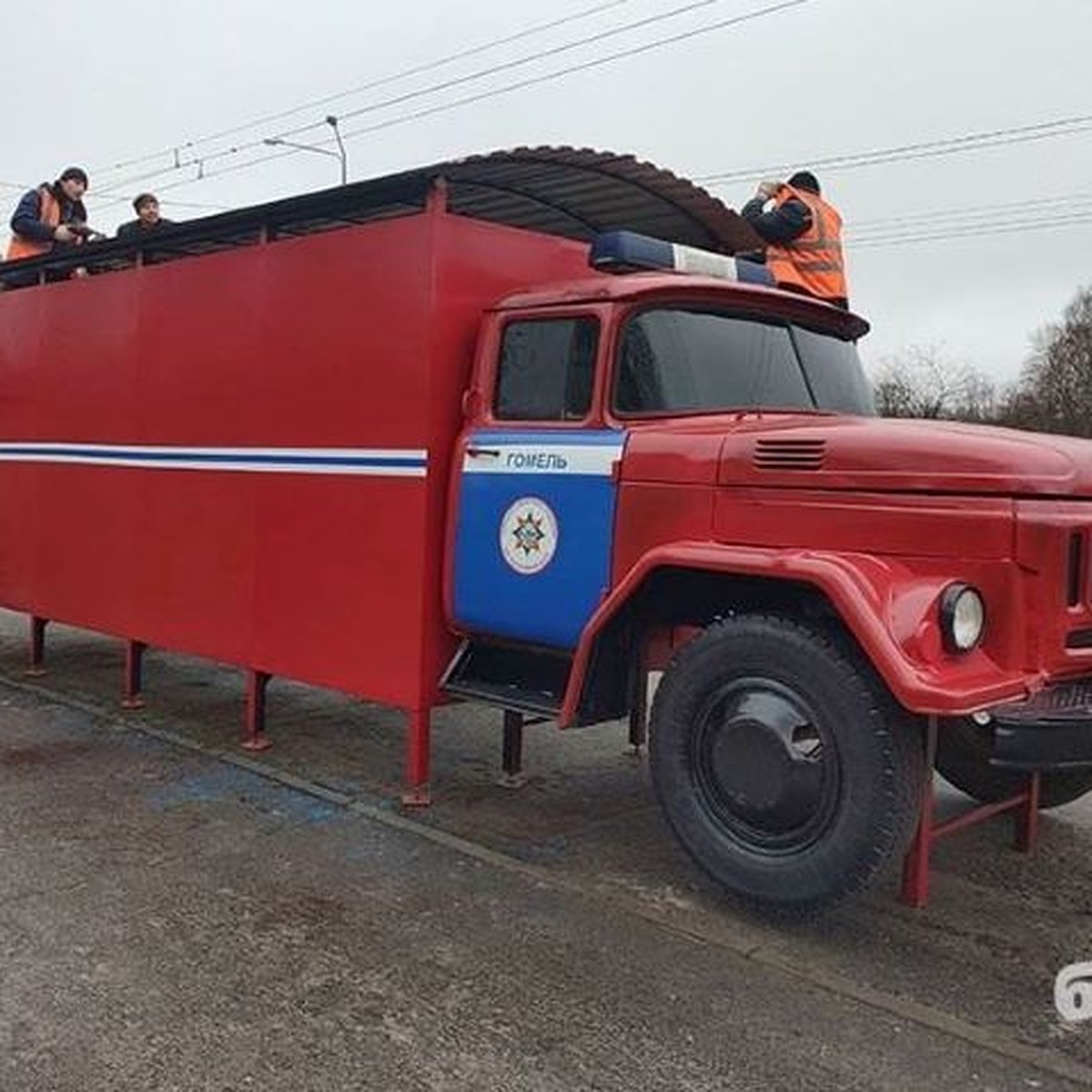 В Гомеле к автобусной остановке приварили кабину старого ЗИЛа - KP.RU