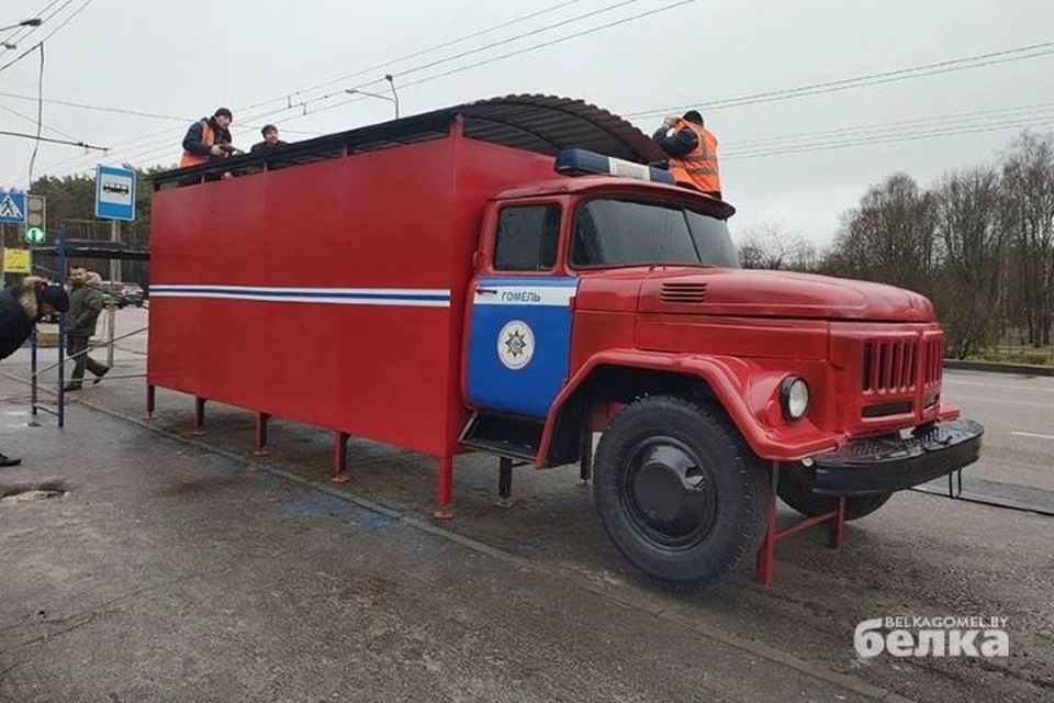 Остановка в виде пожарной машины - идея местных спасателей. Фото: belkagomel.by