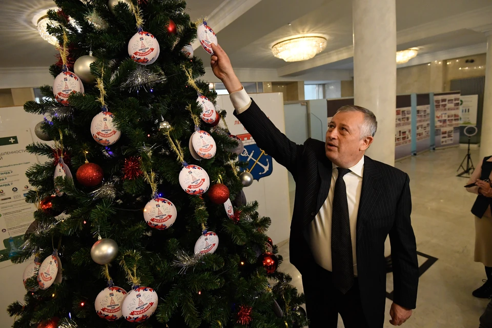 На главном рождественском дереве разместили 130 детских писем Деду Морозу. Фото: Администрация Ленобласти