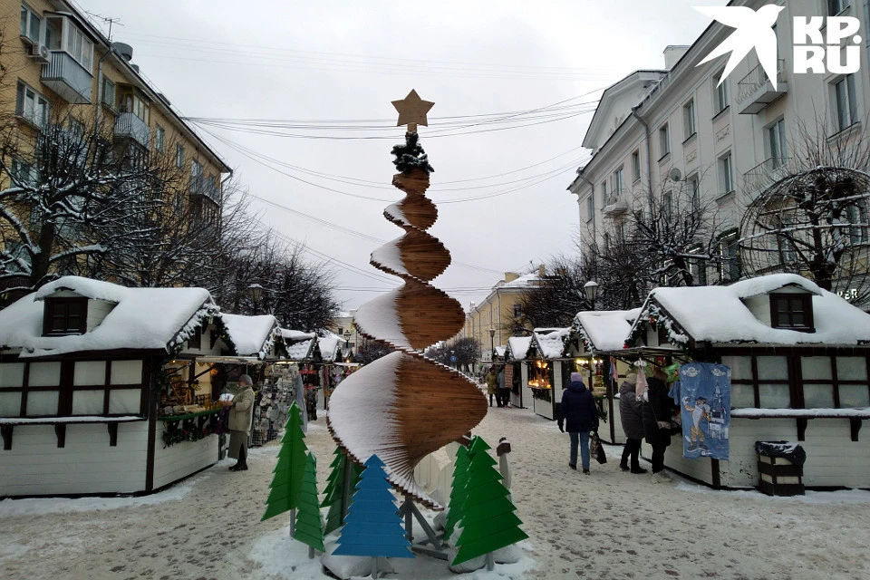 Ярмарка открыта на улице Трехсвятской, ее украшает вот такая оригинальная елка.