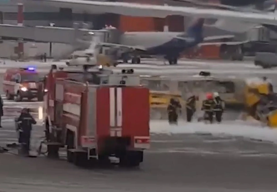 Машина для противообледенительной обработки упала на бок в аэропорту Шереметьево