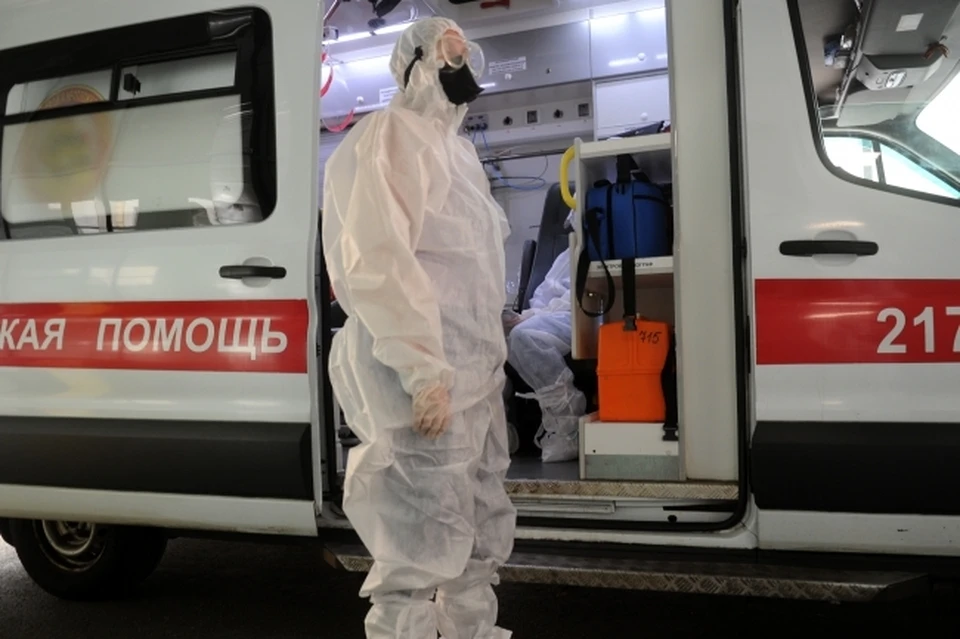 Девушка работает фельдшером на скорой помощи