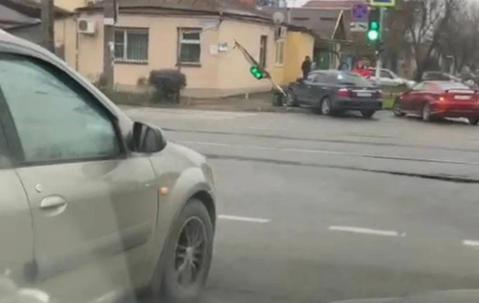 Авария на Чкалова-Калинина в Краснодаре. Фото: стоп-кадр из видео