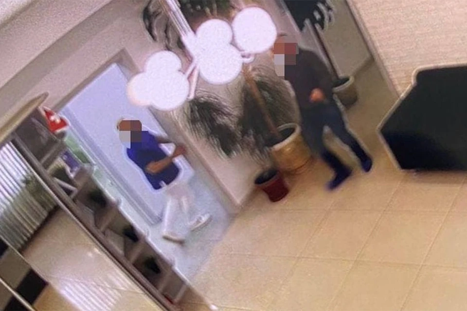 Продюсер Оганесян с порога устроил скандал из-за выпавшей полбы, которую ему сделали накануне. На крики в коридор вышел его лечащий врач, которого недовольный пациент ударил ножом в грудь.