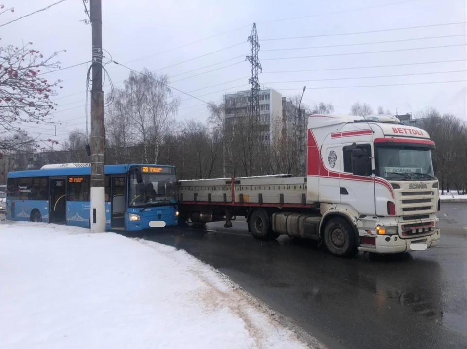 В ДТП пострадал водитель автобуса Фото: УГИБДД России по Тверской области