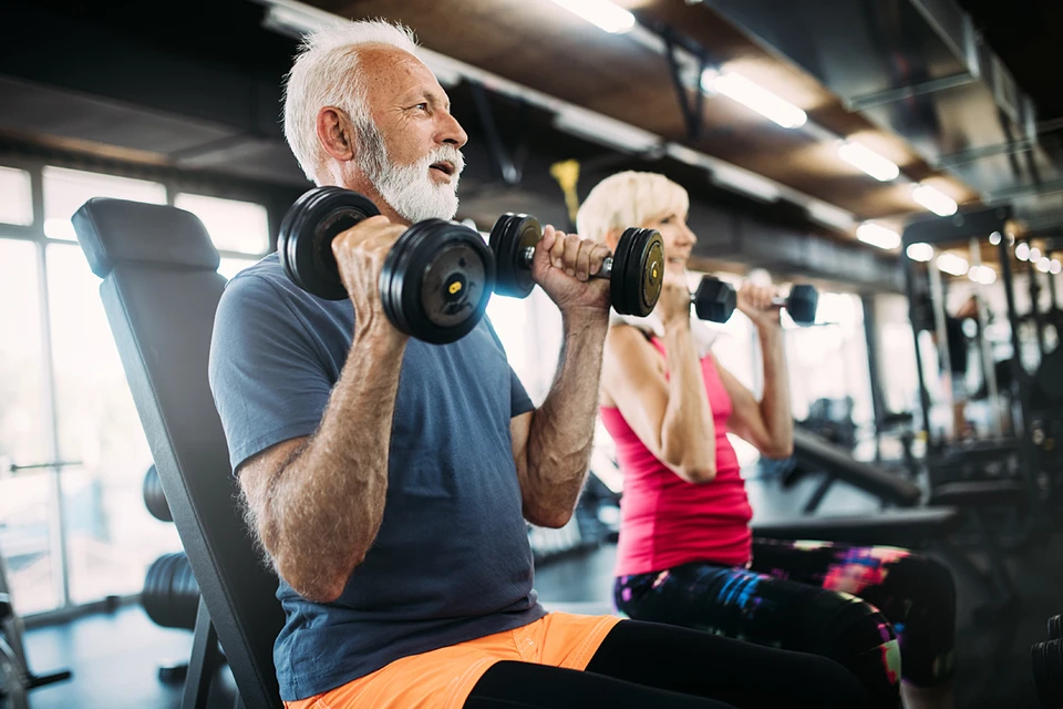Задача тренировок после 50-ти лет заключается уже не в том, чтобы накачать мышцы бодибилдера и сделать пресс кубиками: ваша цель теперь – улучшить здоровье