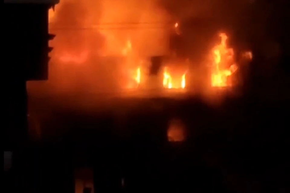 В Ленинском районе Новосибирска загорелся двухэтажный дом. Фото: стоп-кадр.