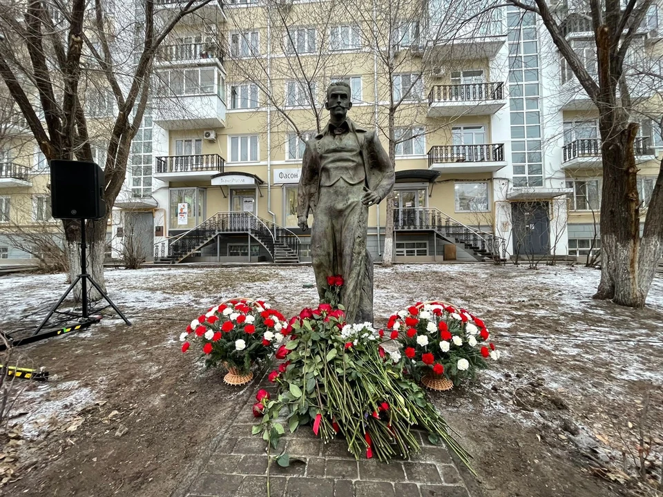 На Ленинградской поставили памятник Константину Головкину. Фото: твиттер