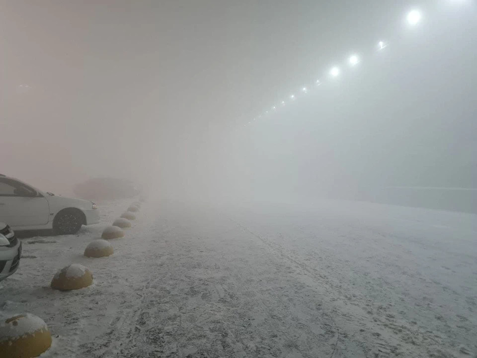 Из-за плотного тумана в омском аэропорту уже задержали несколько рейсов.
