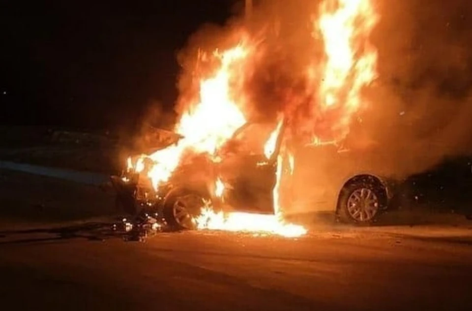 Пожар объял пламенем автомобиль. Фото: dk125