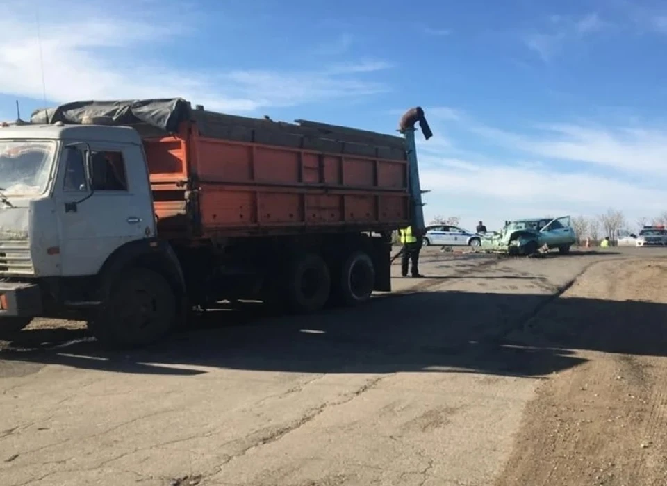 Водитель грузовика нарушил ПДД и врезался в легковушку