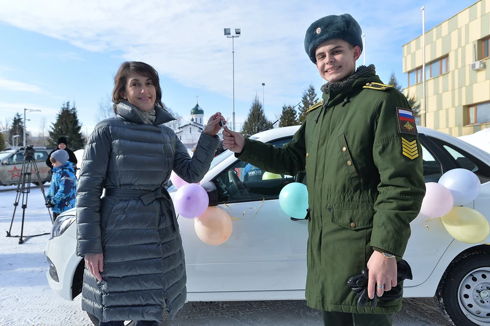 В январе этого года офицер Федор Никулин победил в шоу Первого канала "Поле чудес". Выигранные призы, в том числе автомобиль, он передал Центру содействия семейному воспитанию имени Россолимо. Фото: пресс-служба Департамента труда и соцзащиты населения г. Москвы.