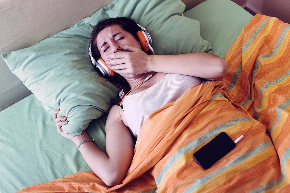 Многие так любят музыку, что слушают ее даже в кровати перед сном.