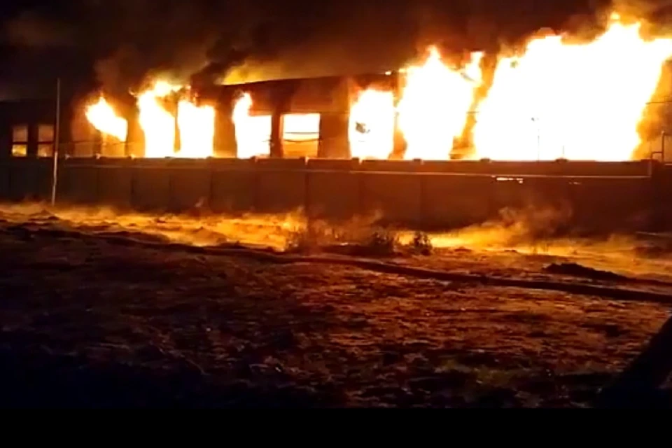 В Таганроге загорелся склад с автомобильными покрышками. Фото: ГУ МЧС по РО