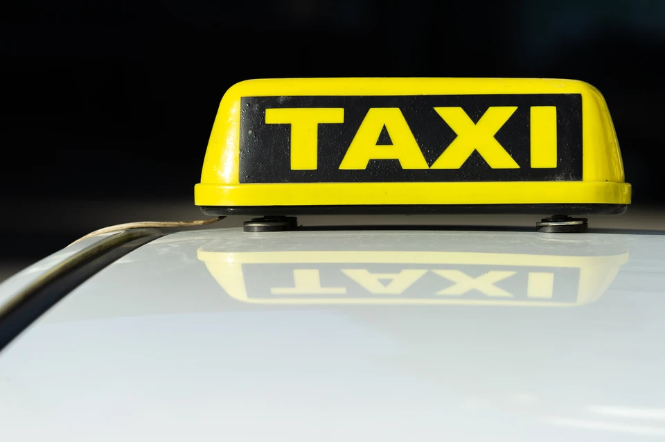Смольный отменил закон о работе такси.