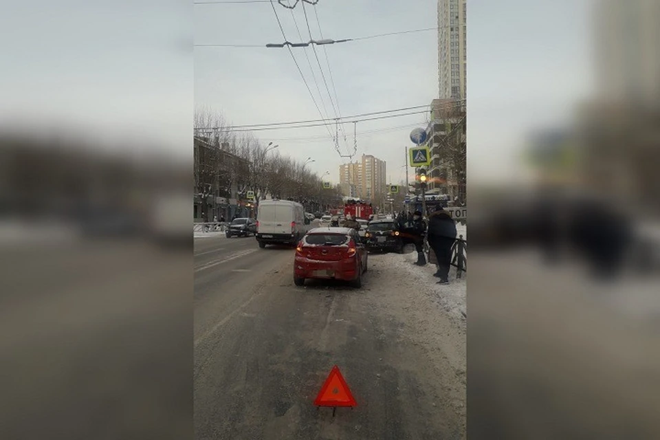 ДТП произошло возле дома на Белинского, 163г Фото: ГИБДД по Екатеринбургу