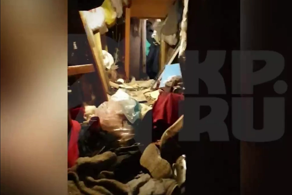 Замусоренную квартиру нашли на Васильевском острове. Фото: "КП-Петербург"