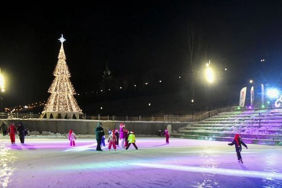 Площадь катка на пермской набережной более 1 100 квадратных метров. Фото: Виталий Кокшаров.