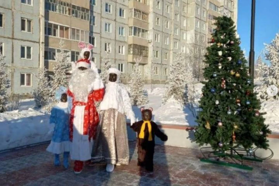 Ну чисто африканцы! Бронзовую "Семью" в Усть-Илимске нарядили в новогодние костюмы. Фото: краеведческий музей Усть-Илимска.