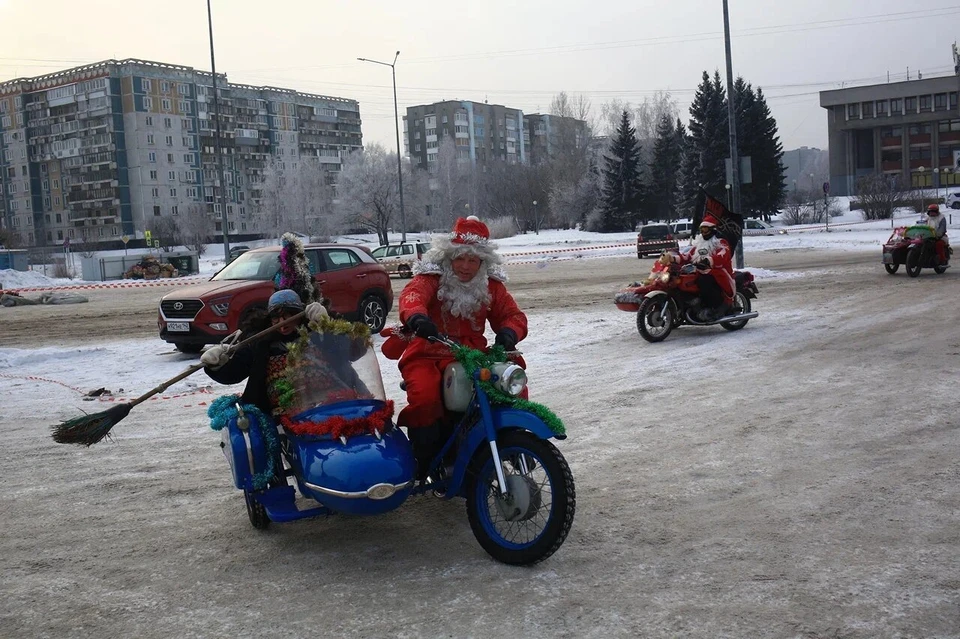 В Новокузнецке прошел мотопробег Дедов Морозов
