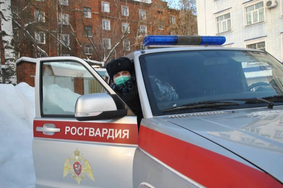 Сотрудники Росгвардии задержали виновника драки в одном из дворов на улице Чистопруднинской. Фото: 43.rosguard.gov.ru