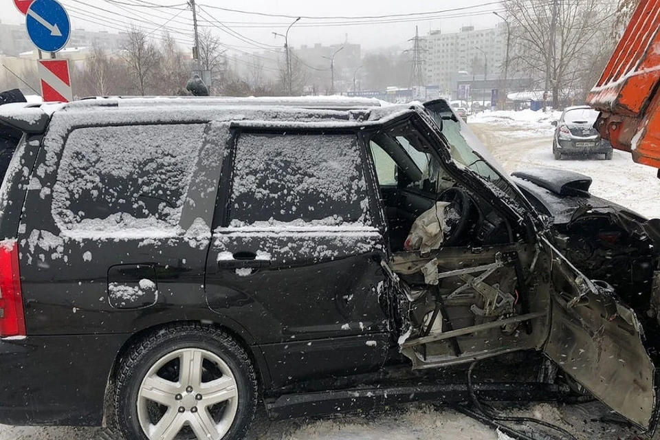 В Новосибирске водитель «Субару» разбил голову, врезавшись в грузовик. Фото: ГИБДД по Новосибирску.