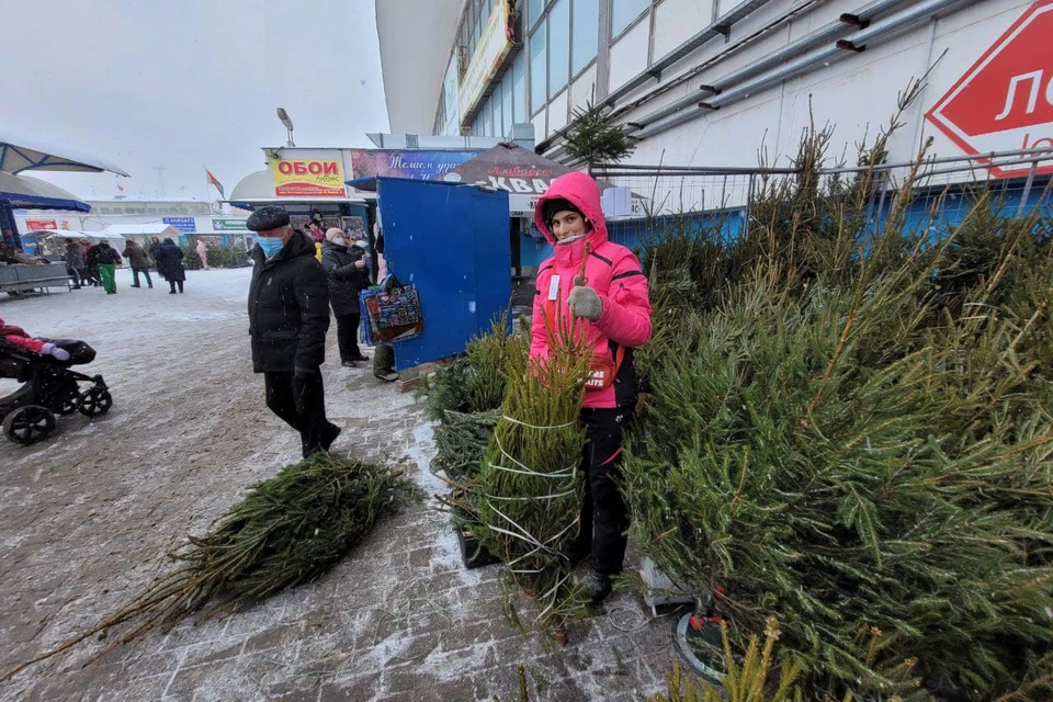 До Нового года осталось всего несколько дней. Торговля и учреждения культуры создают праздничное настроение