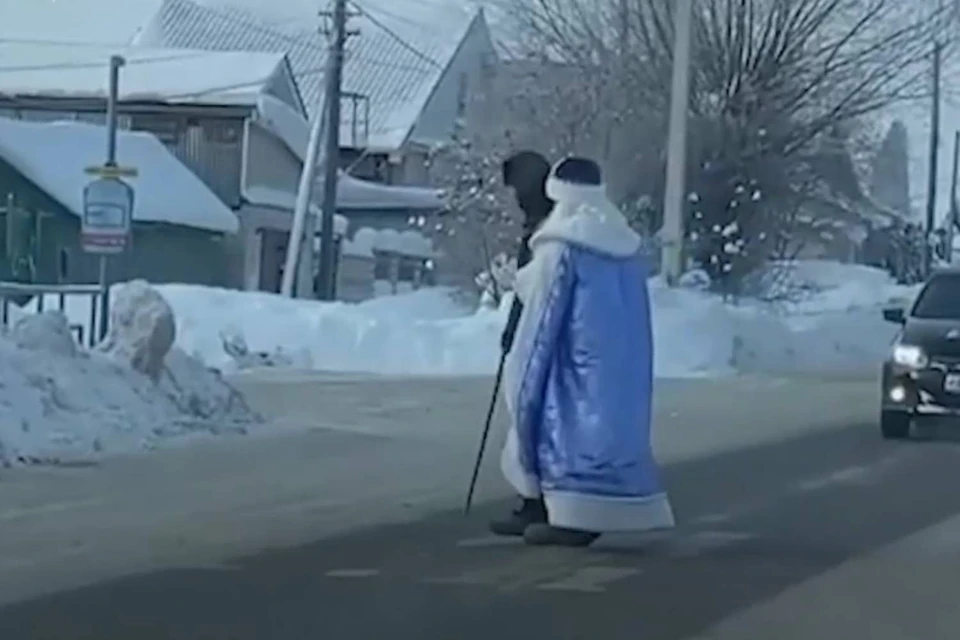 Пенсионера не пропускали несколько машин на другой полосе. Фото: скрин из видео. Источник: Наталья Родионова.