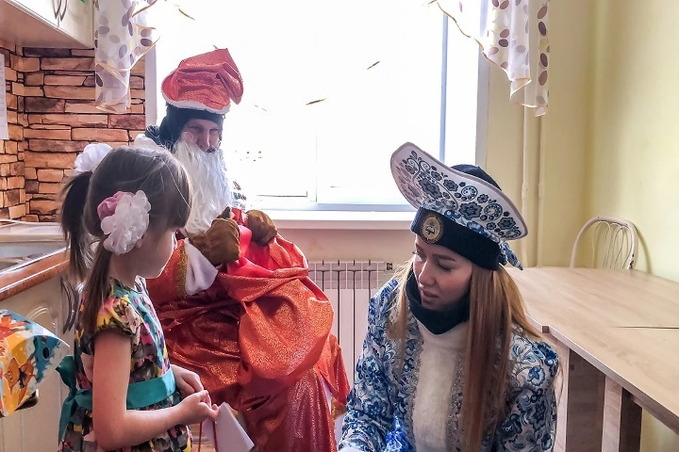 Пожарные подарили малышам сладкие подарки и наборы для творчества. Фото: ГУ МЧС по Свердловской области