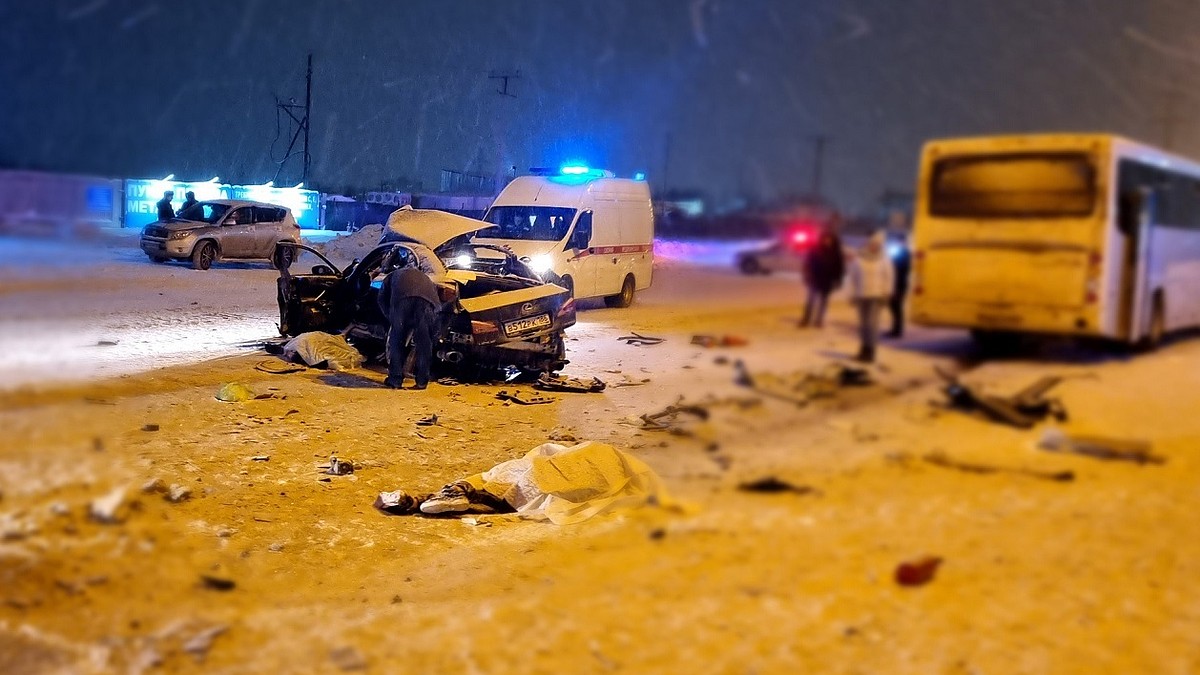 В Нижневартовске иномарка влетела в автобус, погибли двое взрослых и  ребенок - KP.RU