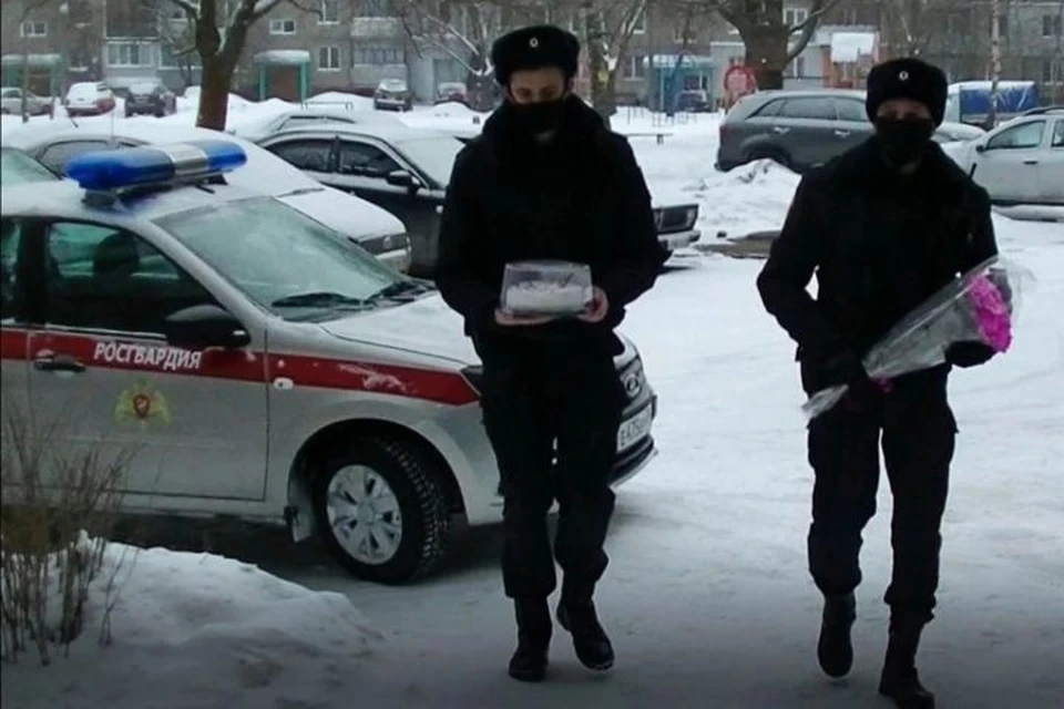 сотрудники Росгвардии, которые не дали бабушке замерзнуть в сугробе, после спасения навестили ее. ФОТО: Управление Росгвардии по Ярославской области