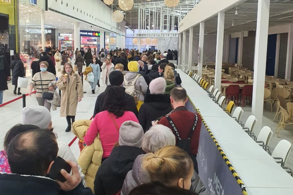 Жители Петербурга жалуются на большие очереди в торговых центрах после введения QR-кодов.