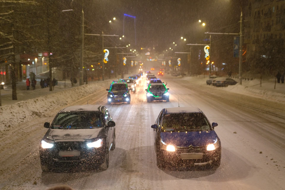 33 по-новогоднему украшенных автомобиля прокатились по улицам Ижевска. Фото: Андрей Бобылев