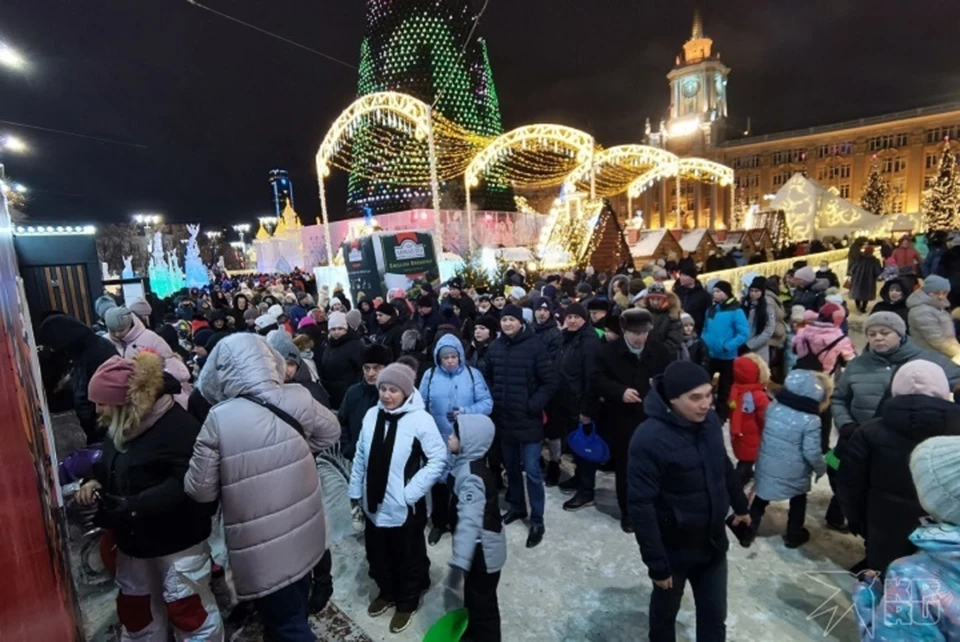 Ледяной городок екатеринбург 2023. Ледяной городок в Екатеринбурге 2022. Площадь 1905 года Екатеринбург Ледовый городок 2022. Елка на площади 1905 года в Екатеринбурге 2022. Ледовый городок Екатеринбург 2022-2023.