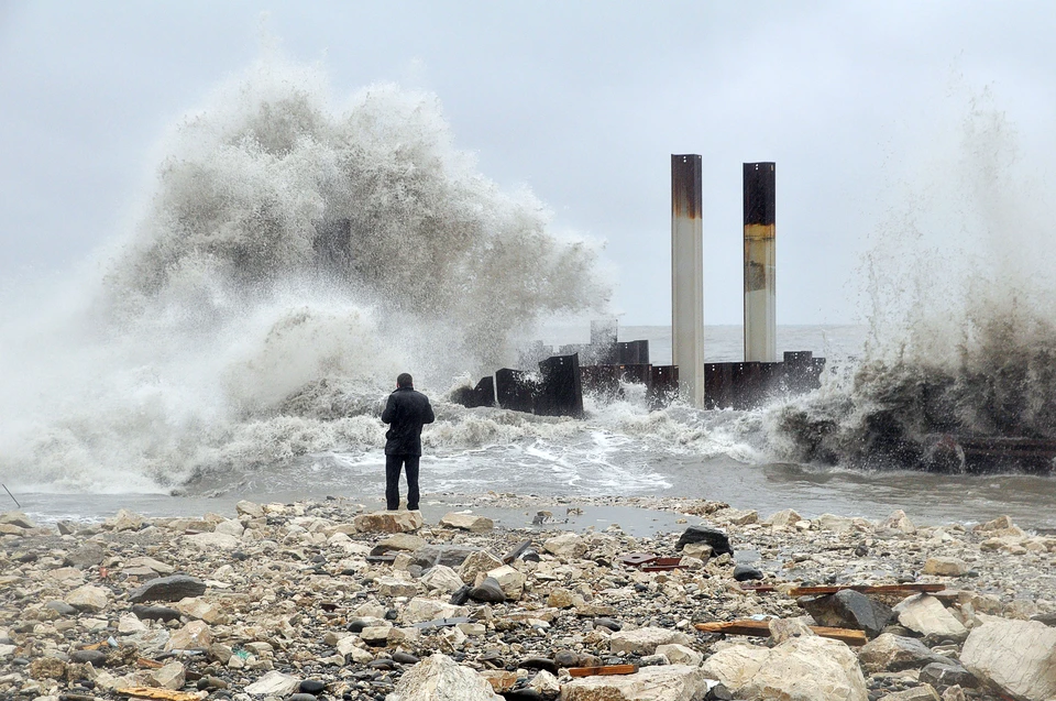 Шторм в Имеретинской бухте, Сочи. Фото ИТАР-ТАСС/ Виктор Клюшкин